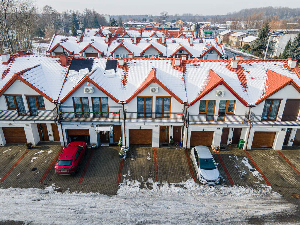 Szeregówka z Garażem w Dobrej Lokalizacji